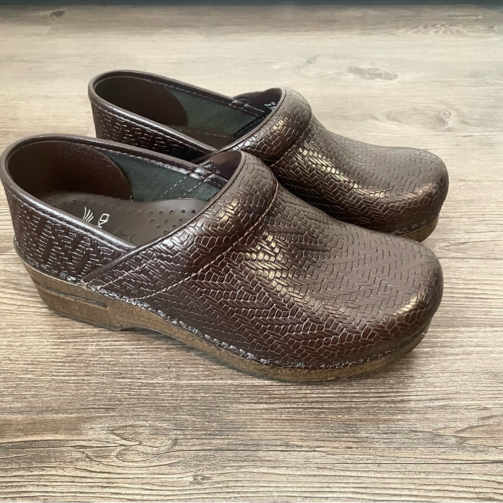 Dansko Tooled Textured Leather Brown Clogs 37